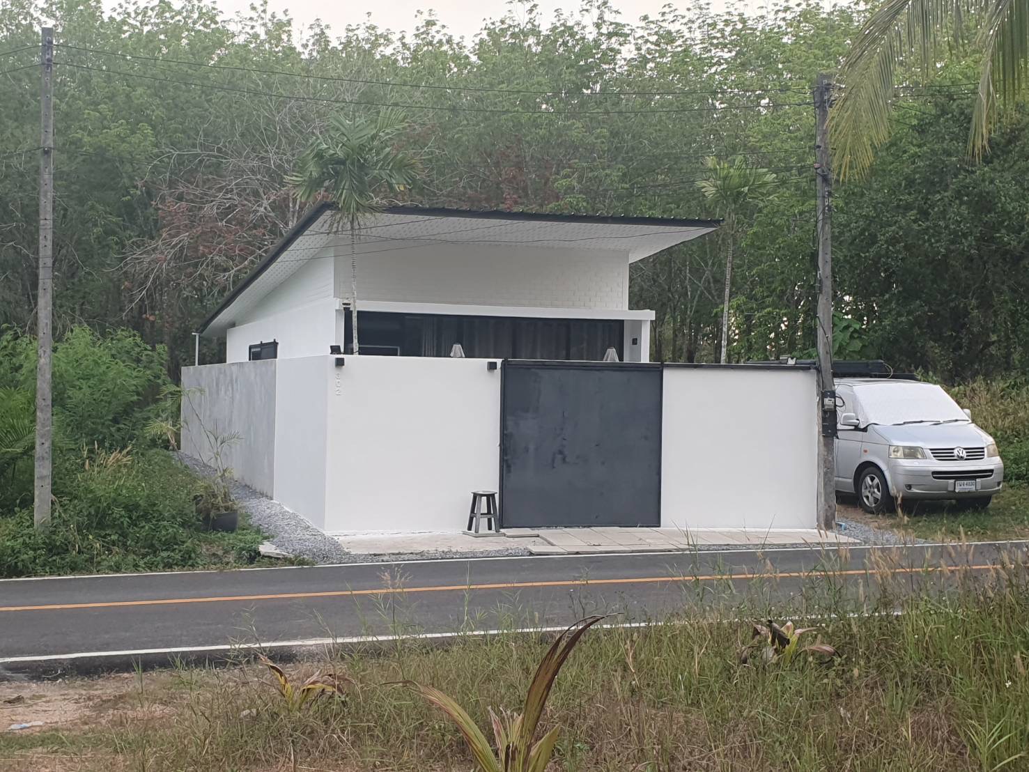 Vue extérieure de Villa 302 depuis la route