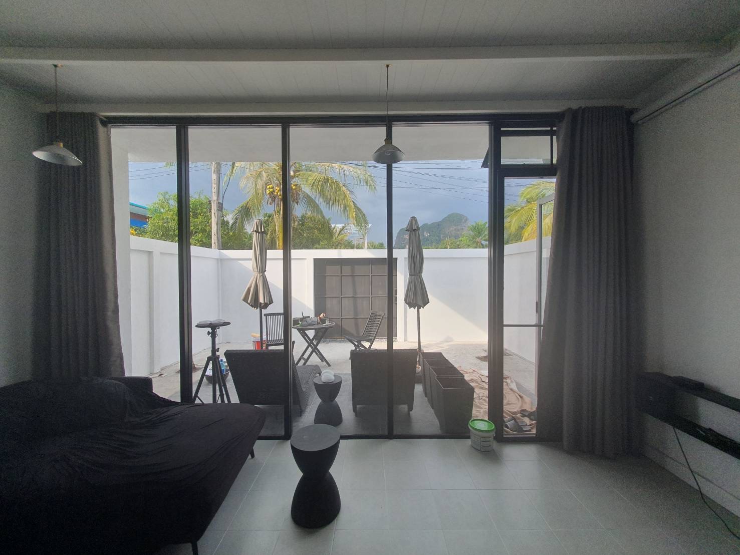 Salon ouvert sur la terrasse et le jardin
