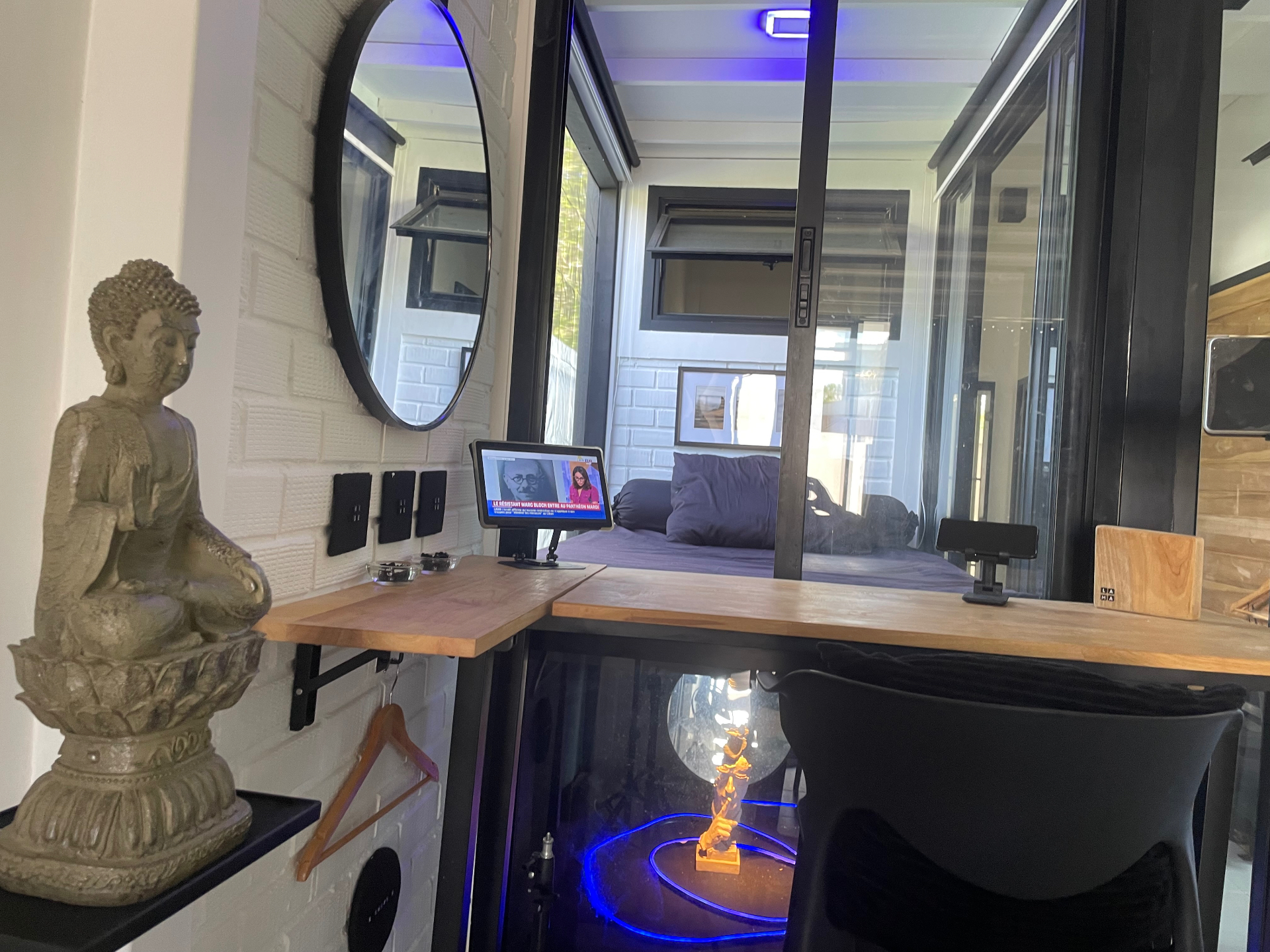 Espace bureau et détail intérieur avec statue de Bouddha