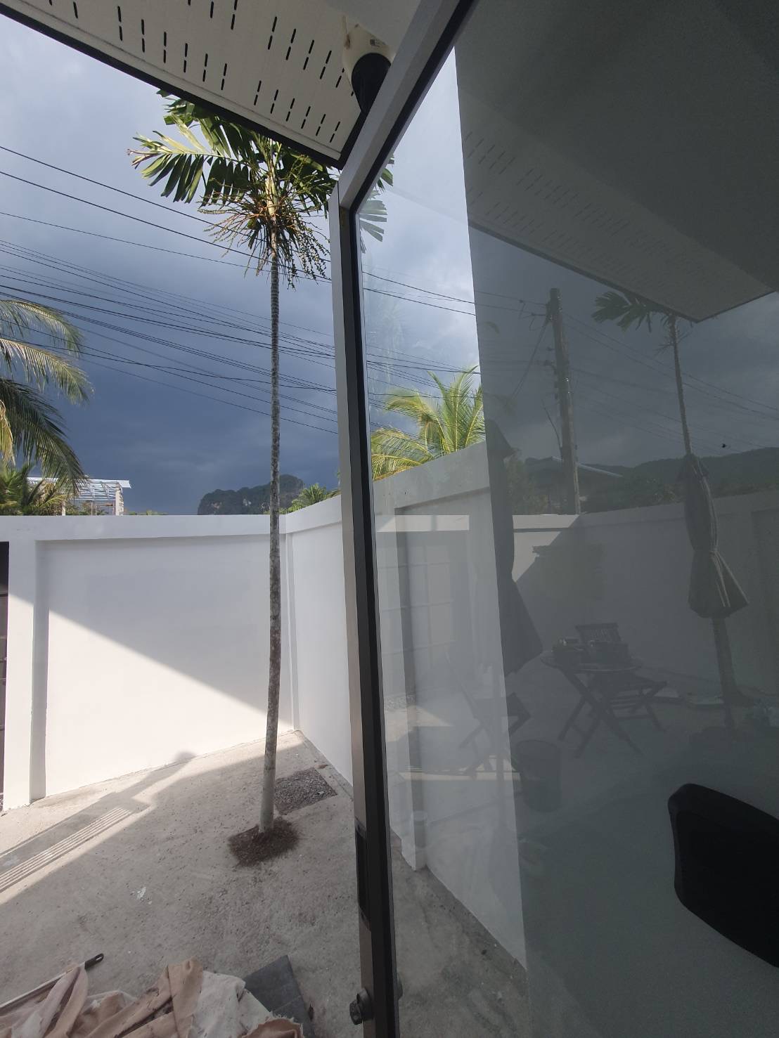 Vue depuis la baie vitrée sur la terrasse