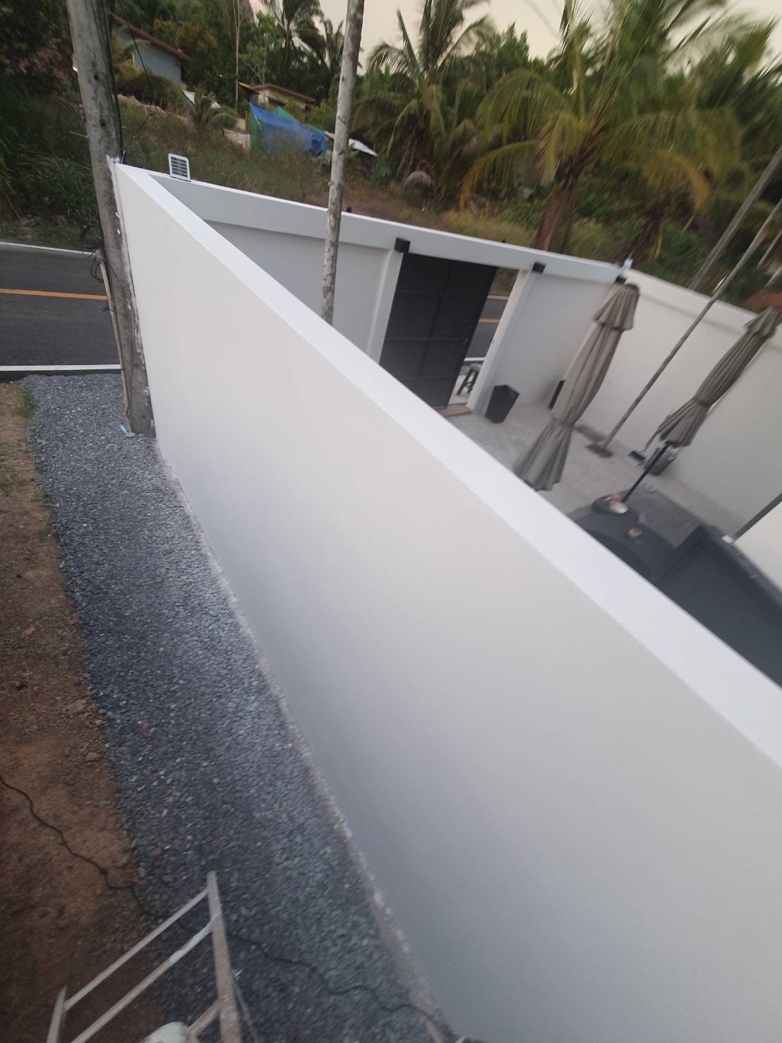 Vue du mur d'enceinte et environnement tropical