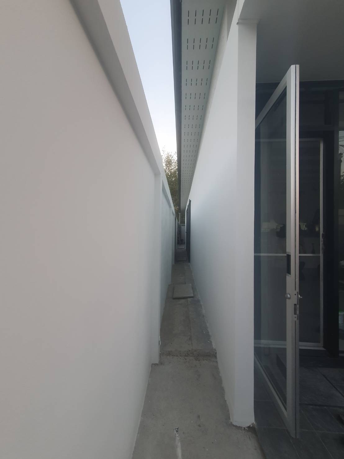 Couloir extérieur le long de la villa