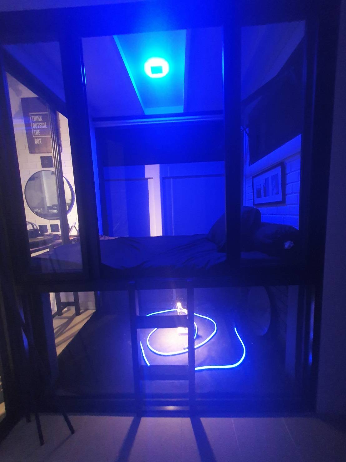 Chambre avec lits superposés et éclairage LED bleu